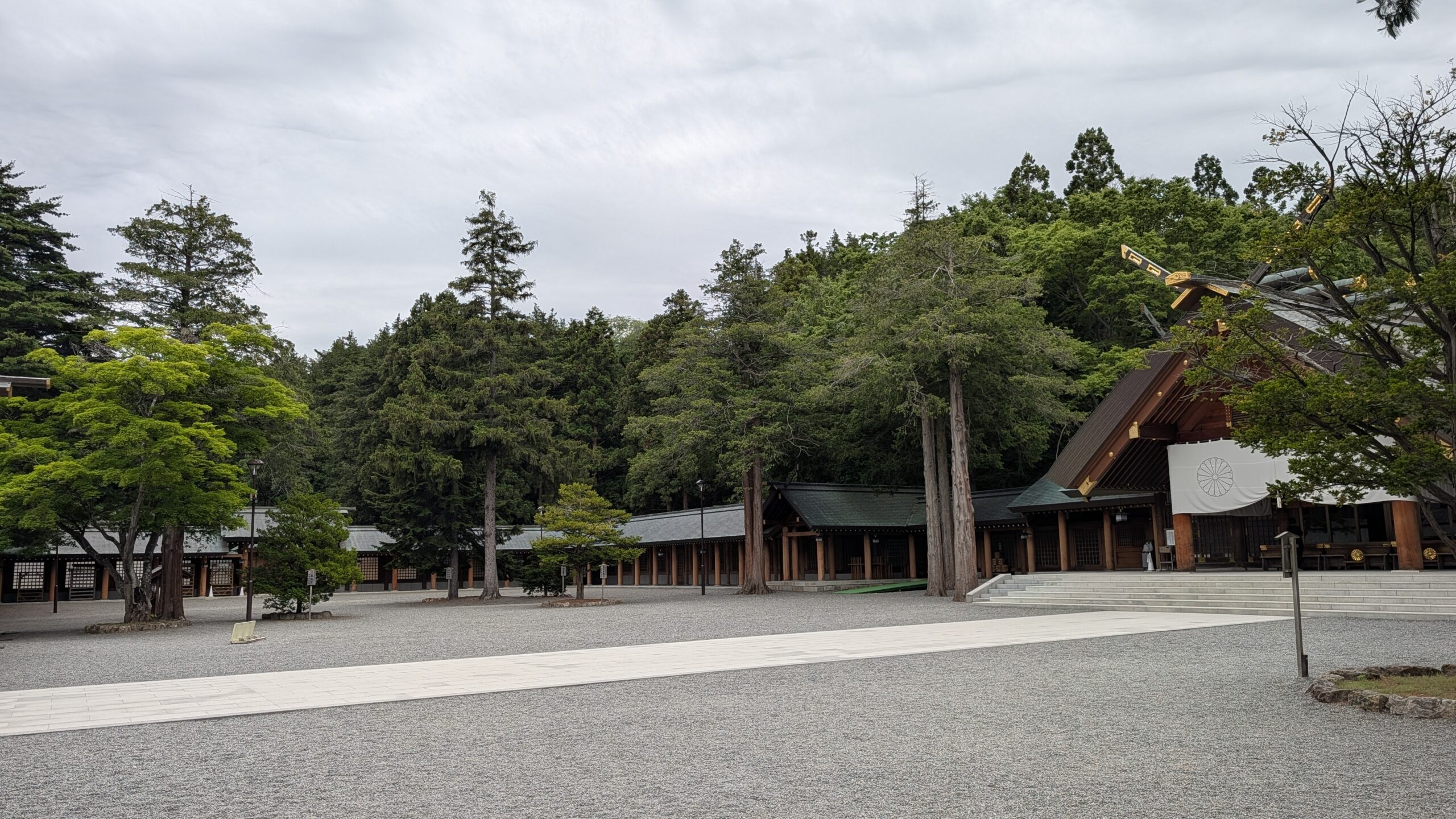 旅行3日目の早朝、人がほとんどいない北海道神宮の境内