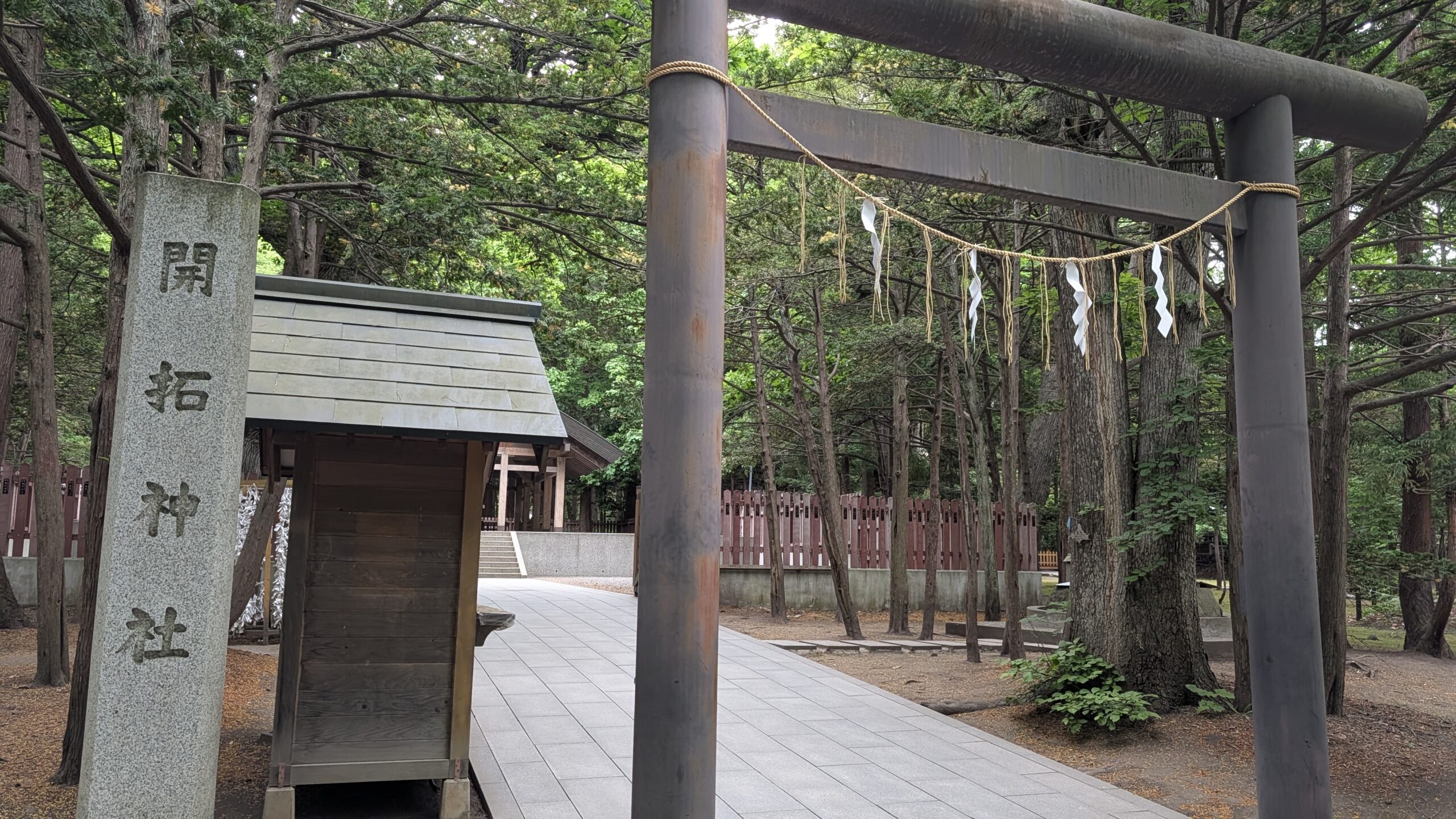 北海道神宮境内の開拓神社の鳥居と社号標